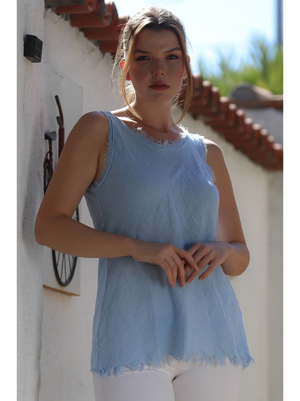 Organik Pamuk Açık Mavi Havuz Yaka Kolsuz İnce Yıkamalı Ve Pis Dikişli Uzun Dokuma Bluz 78 60