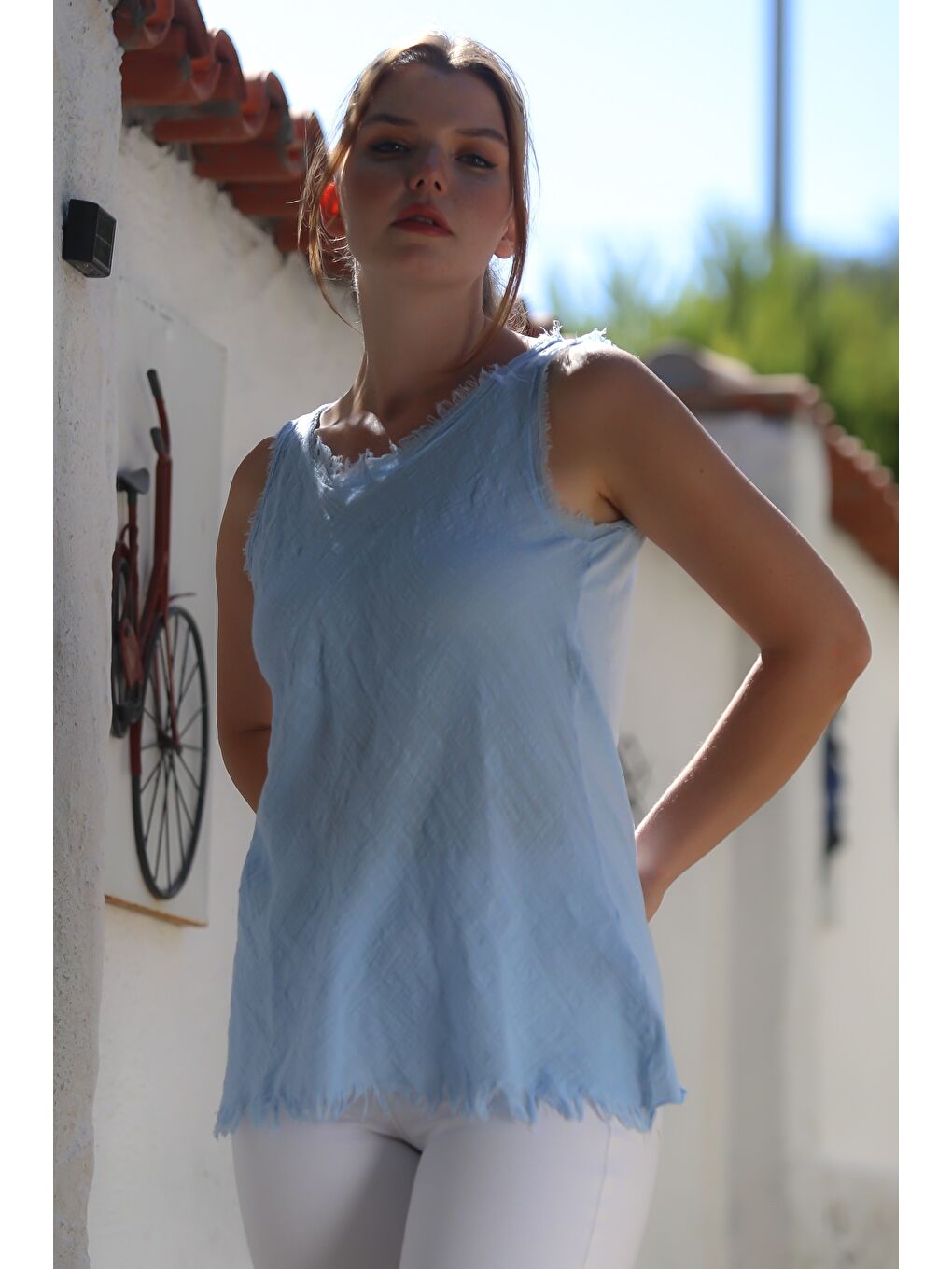 Organik Pamuk Açık Mavi Havuz Yaka Kolsuz İnce Yıkamalı Ve Pis Dikişli Uzun Dokuma Bluz 78 60-2