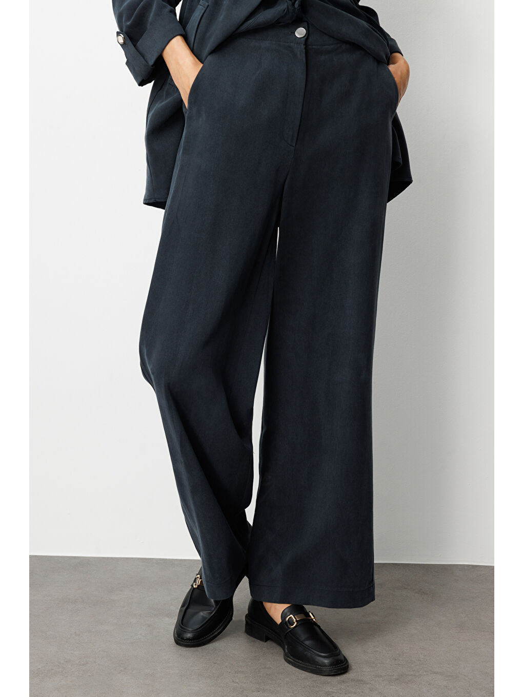 Geniş Paça Beli Lastikli Siyah Cupro Pantolon-1