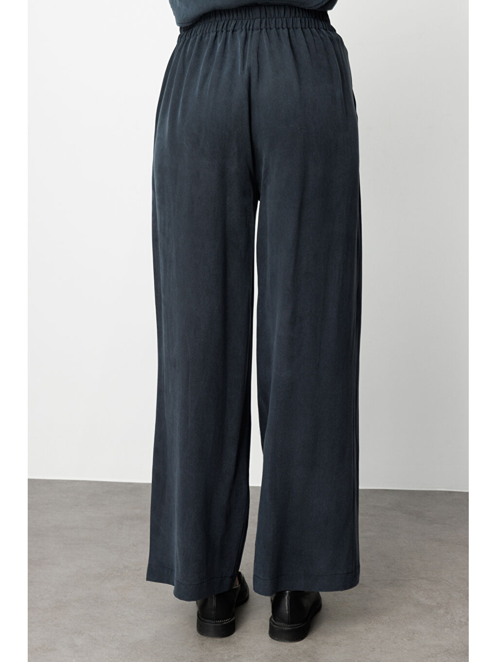 Geniş Paça Beli Lastikli Siyah Cupro Pantolon-3