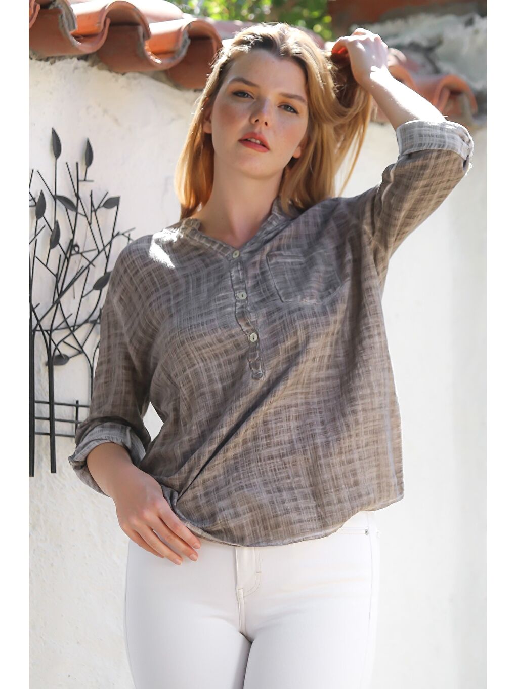 Bej Organik Pamuk Vizon Hakim Yaka Düğmeli Uzun Kollu Dokulu Tek Cepli Yıkamalı Dokuma Bluz 70 60-2