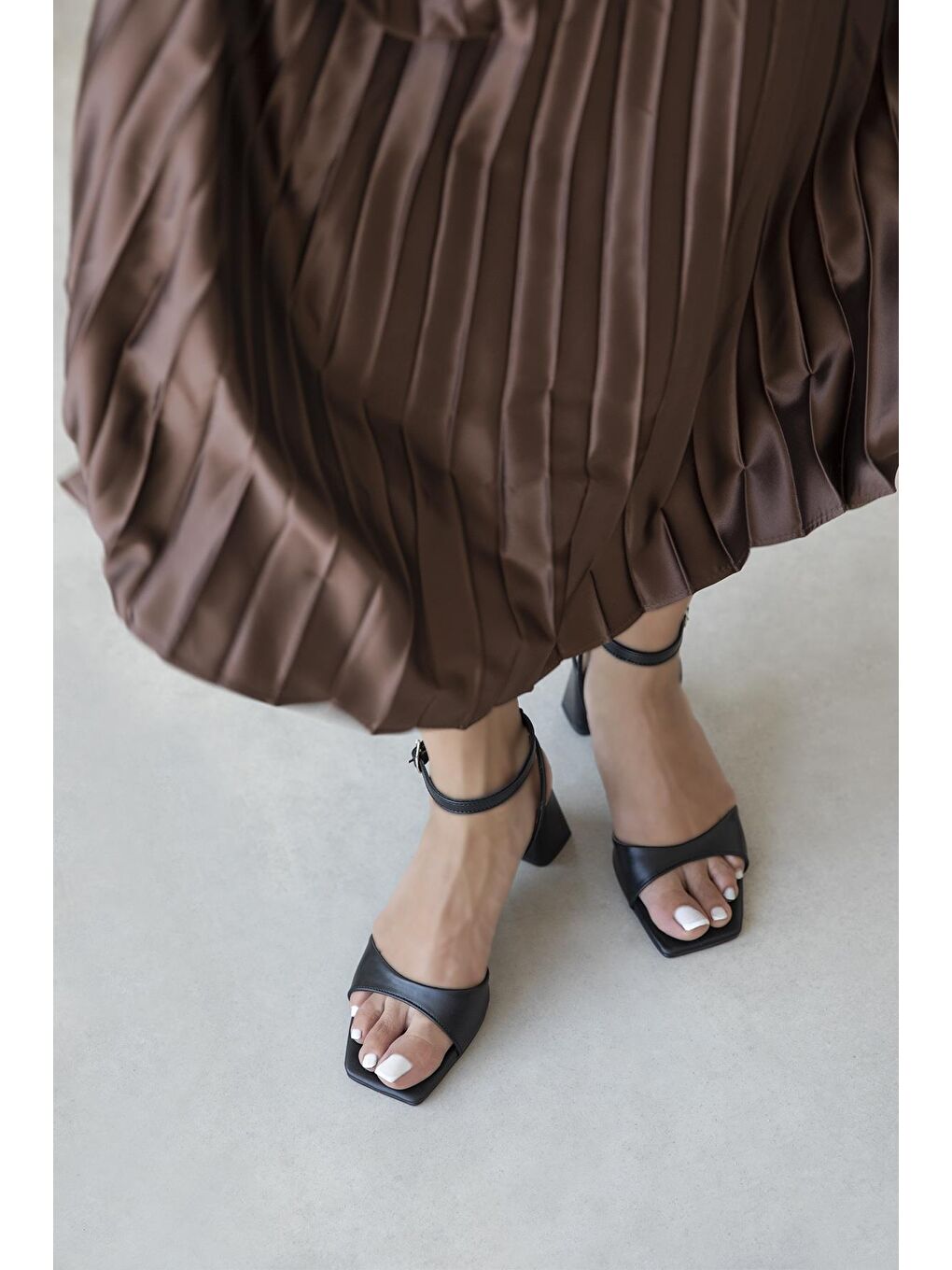 Solana Kadın Topuklu Küt Burun Deri Sandalet Siyah-1