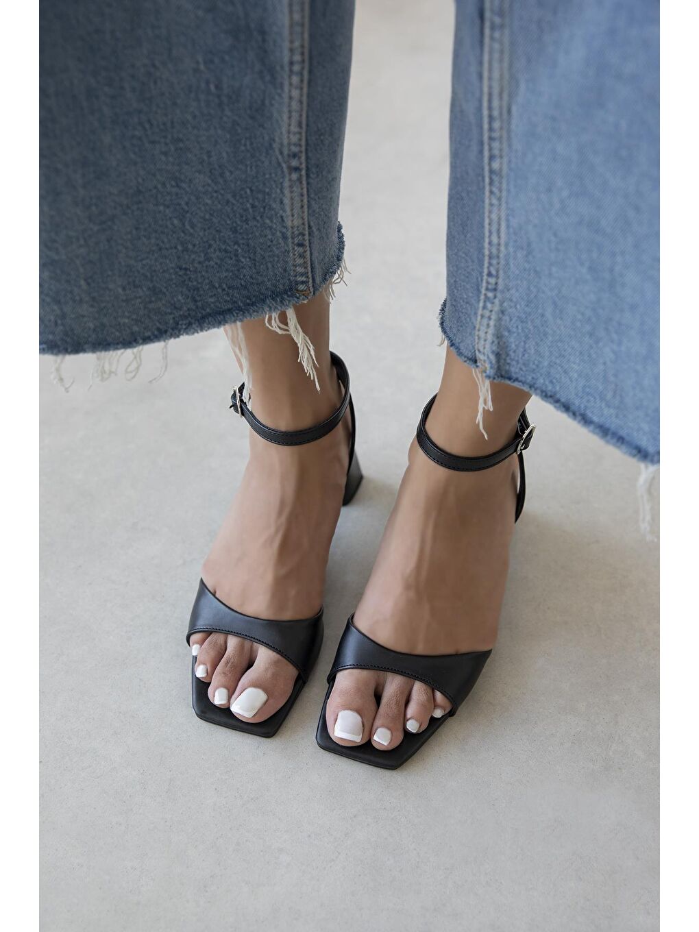 Solana Kadın Topuklu Küt Burun Deri Sandalet Siyah-2