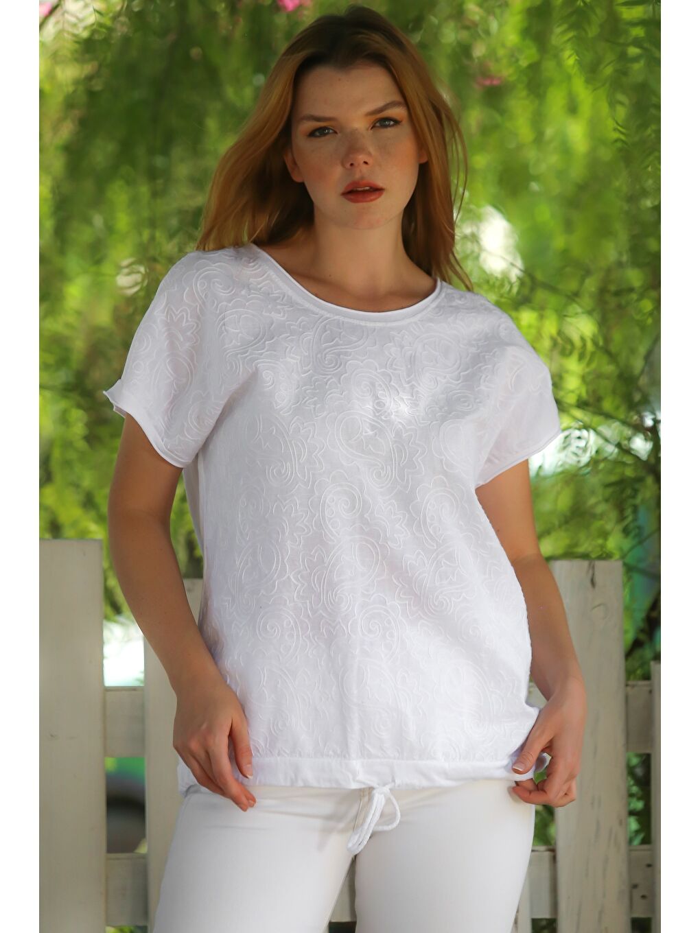İtalyan Beyaz Yuvarlak Yaka Düşük Kol Bağlamalı Allover Nakışlı Pamuklu Dokuma Bluz 68 65-4