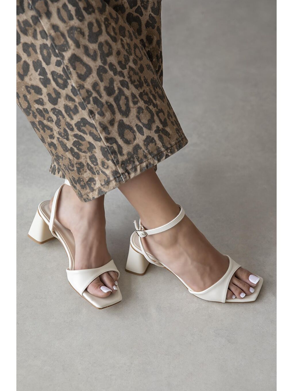 Ekru Solana Kadın Topuklu Küt Burun Kırışık Deri Sandalet Krem-1