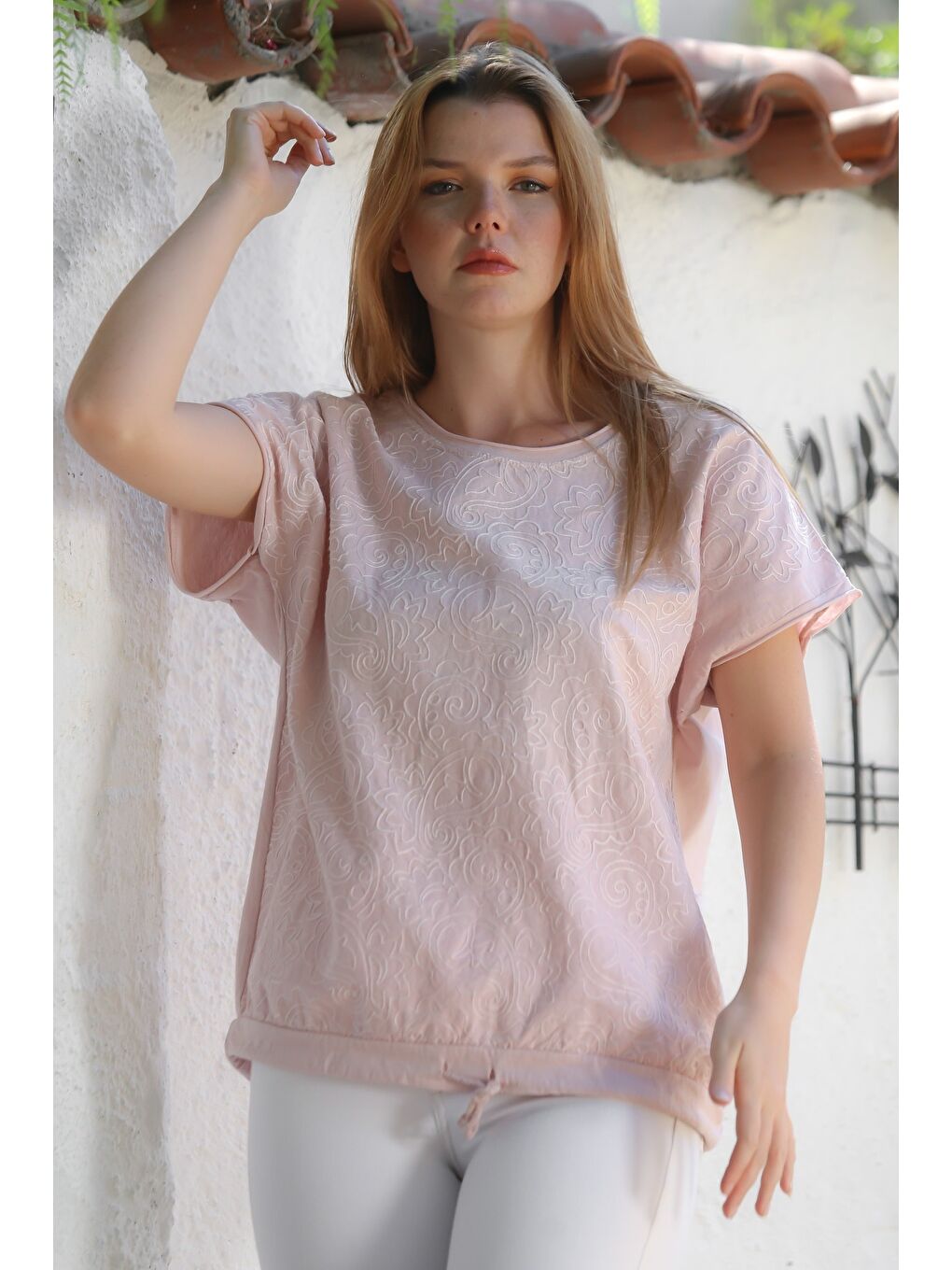 Pembe İtalyan Pudra Yuvarlak Yaka Düşük Kol Bağlamalı Allover Nakışlı Pamuklu Dokuma Bluz 68 65-2