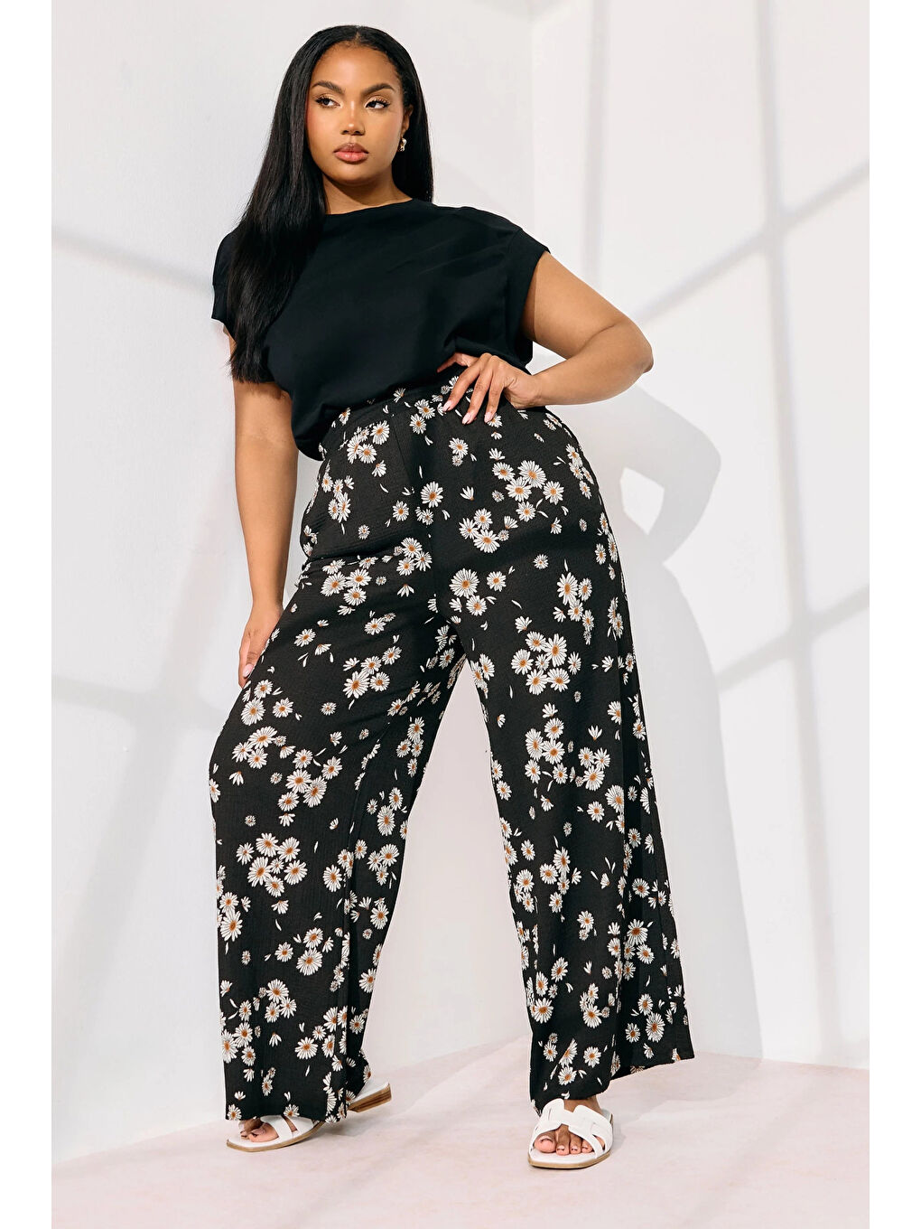 Siyah Büyük Beden Beli Lastikli Cepli Papatya Desenli Pantolon 310139
