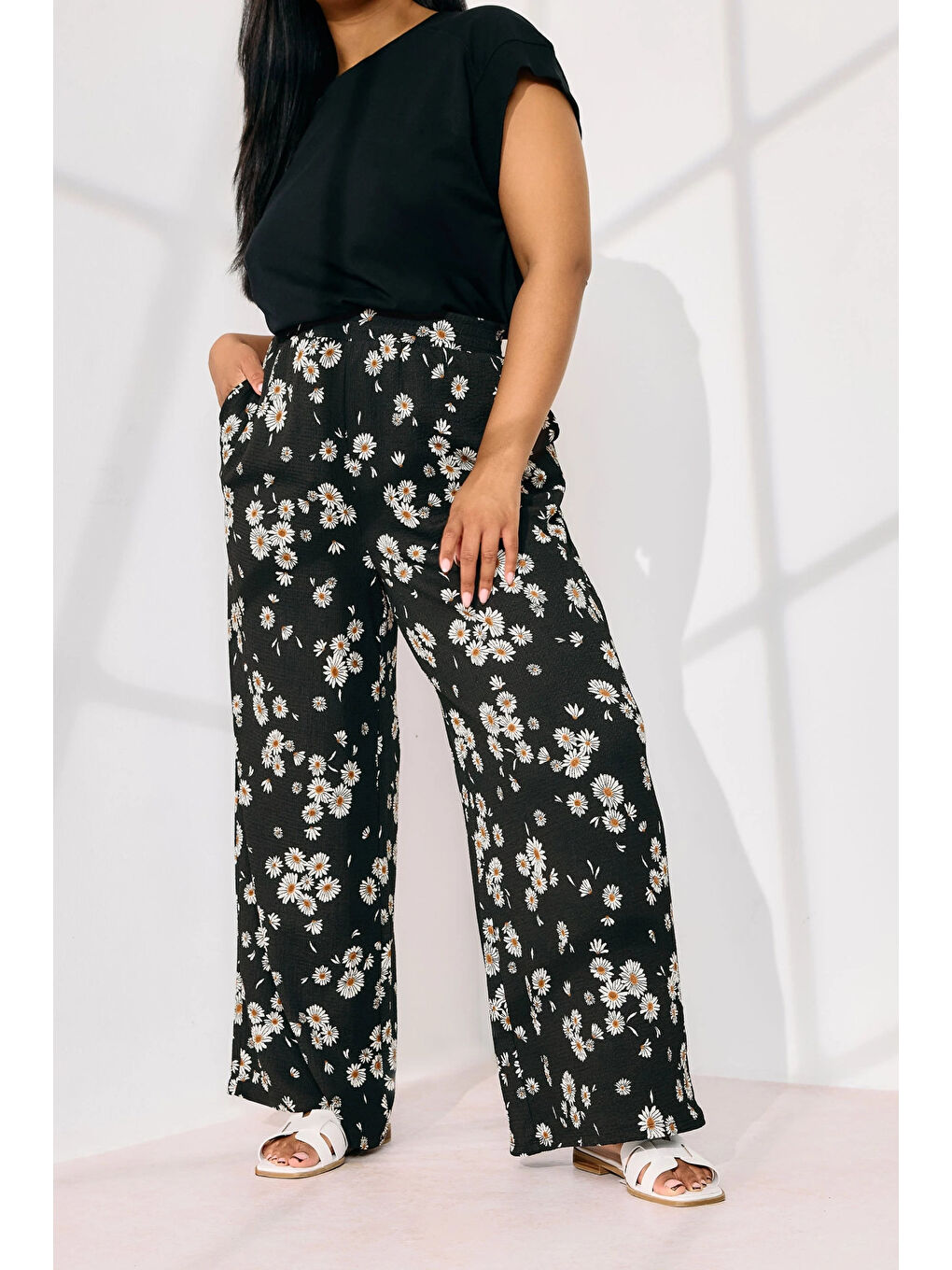 Siyah Büyük Beden Beli Lastikli Cepli Papatya Desenli Pantolon 310139-3