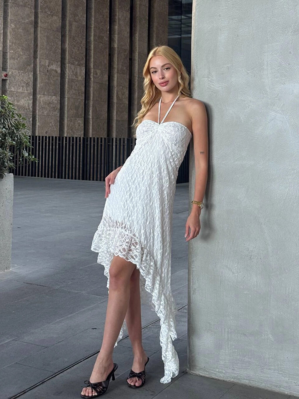 Kadın Beyaz Boyundan Bağlamalı Straplez Asimetrik Astarlı Dantel Elbise HZL25S-ZK13671-2