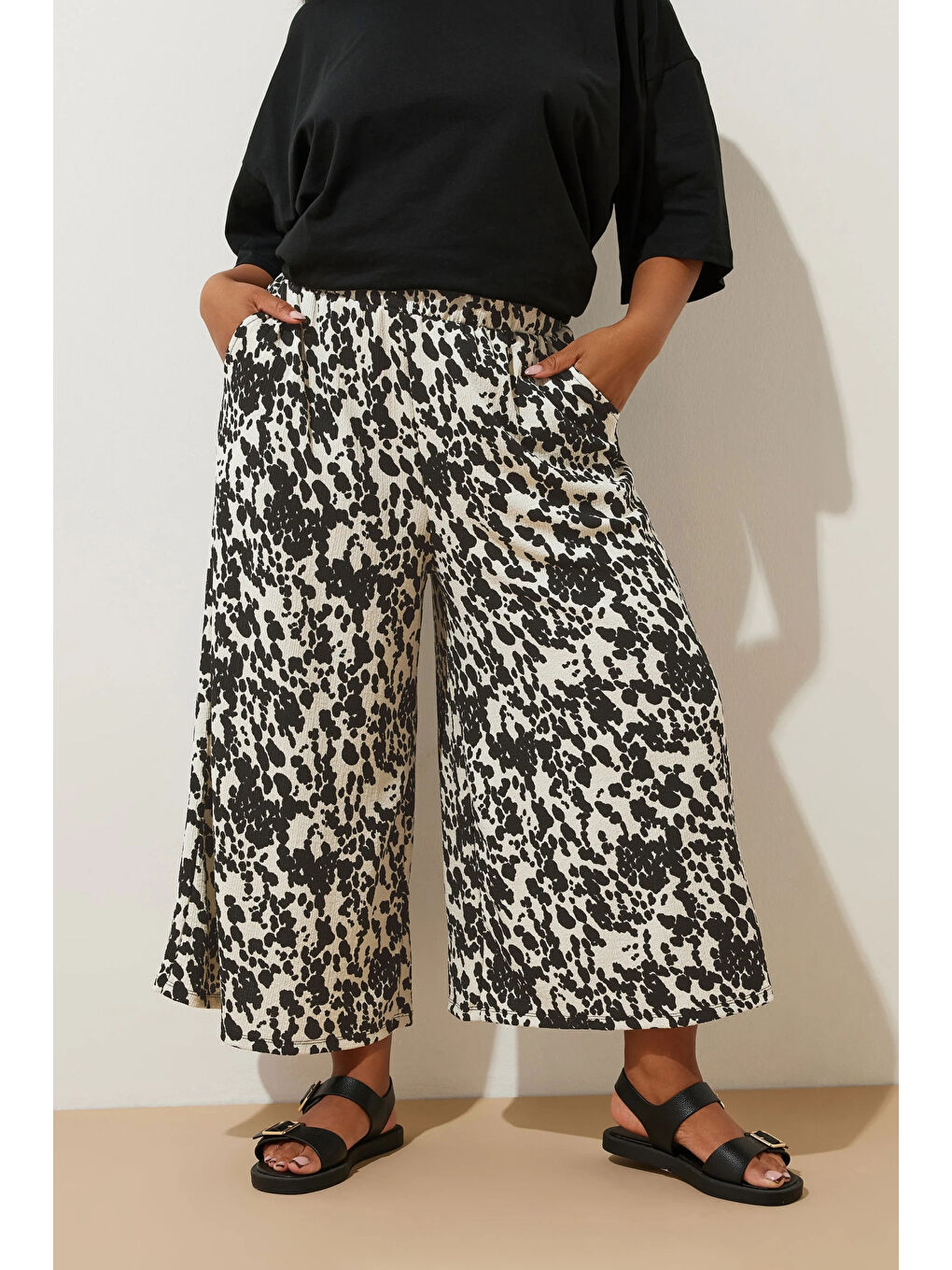 Siyah Büyük Beden Beli Lastikli Cepli Desenli Kapri Pantolon 145278-3