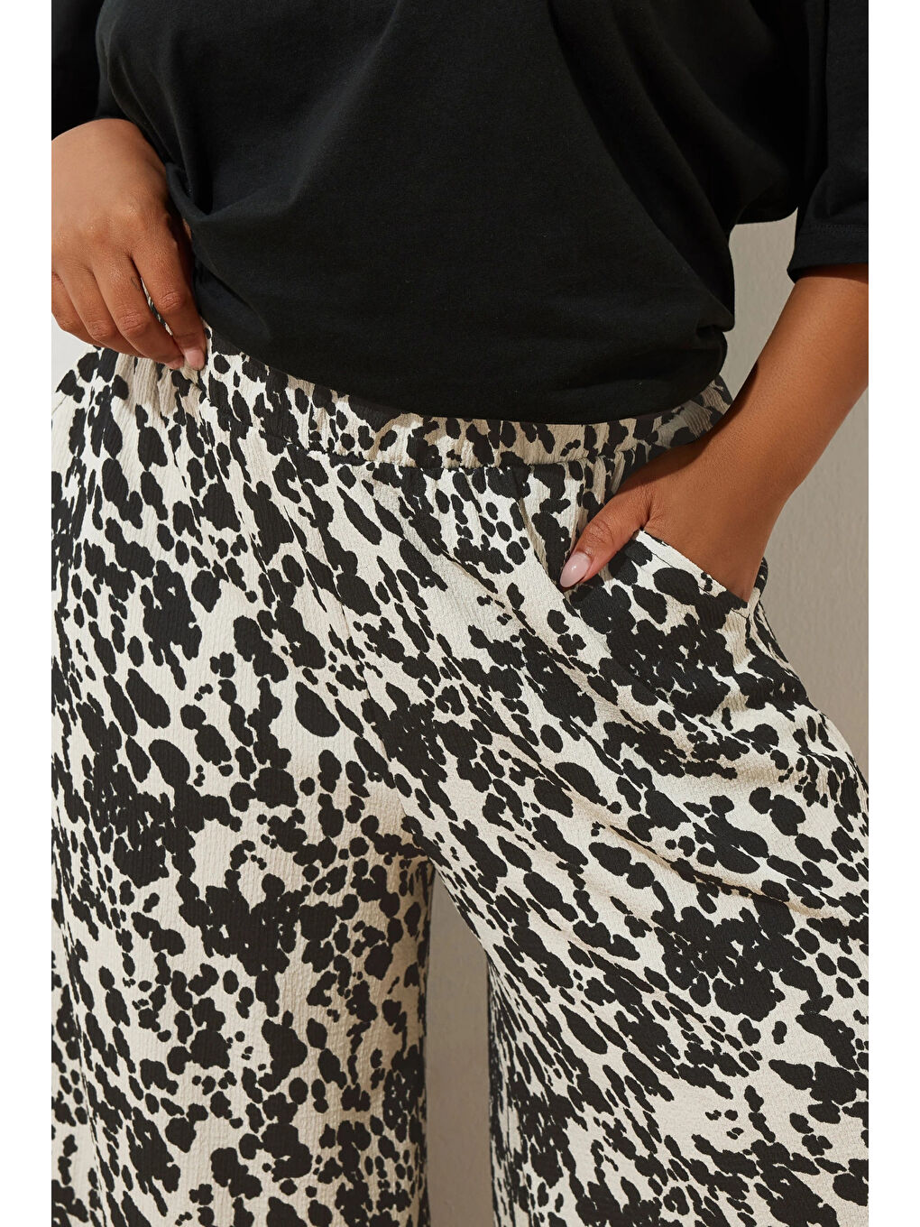 Siyah Büyük Beden Beli Lastikli Cepli Desenli Kapri Pantolon 145278-4