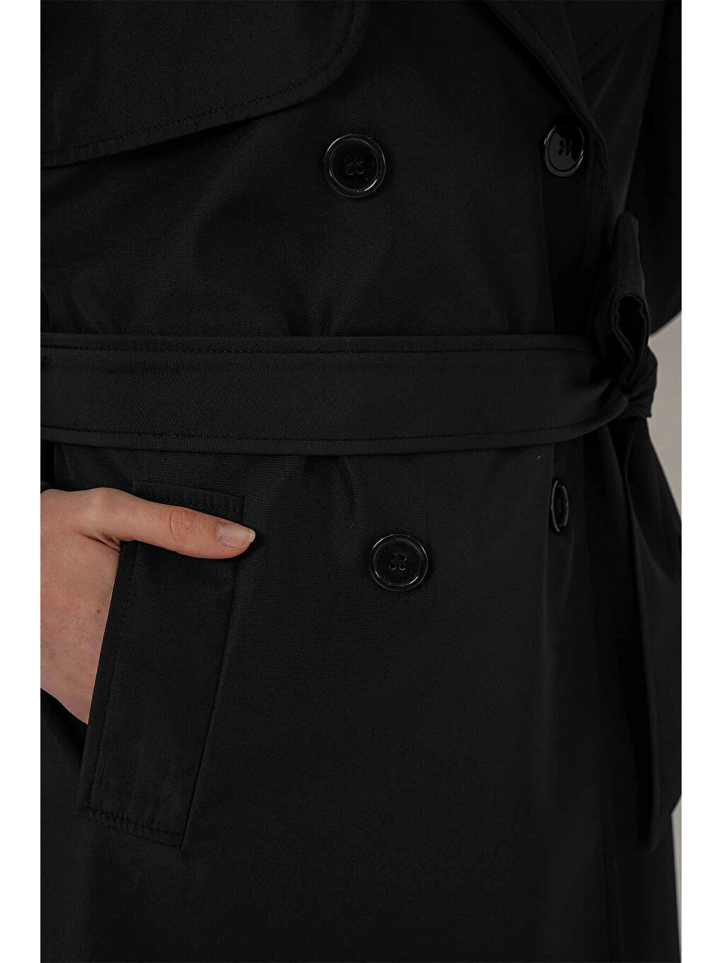 Kadın Siyah Kruvaze Yaka Kuşaklı Astarlı Trençkot HZL25W-BD159181-4