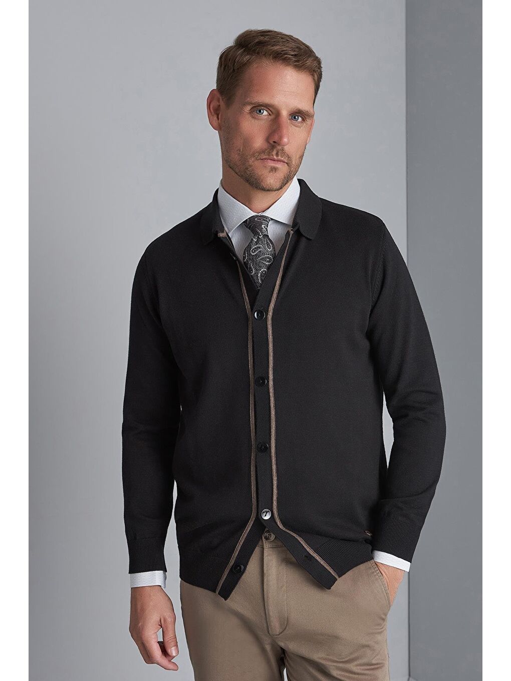 Siyah Dar Kalıp Düğmeli Düz Uzun Kollu Triko Hırka