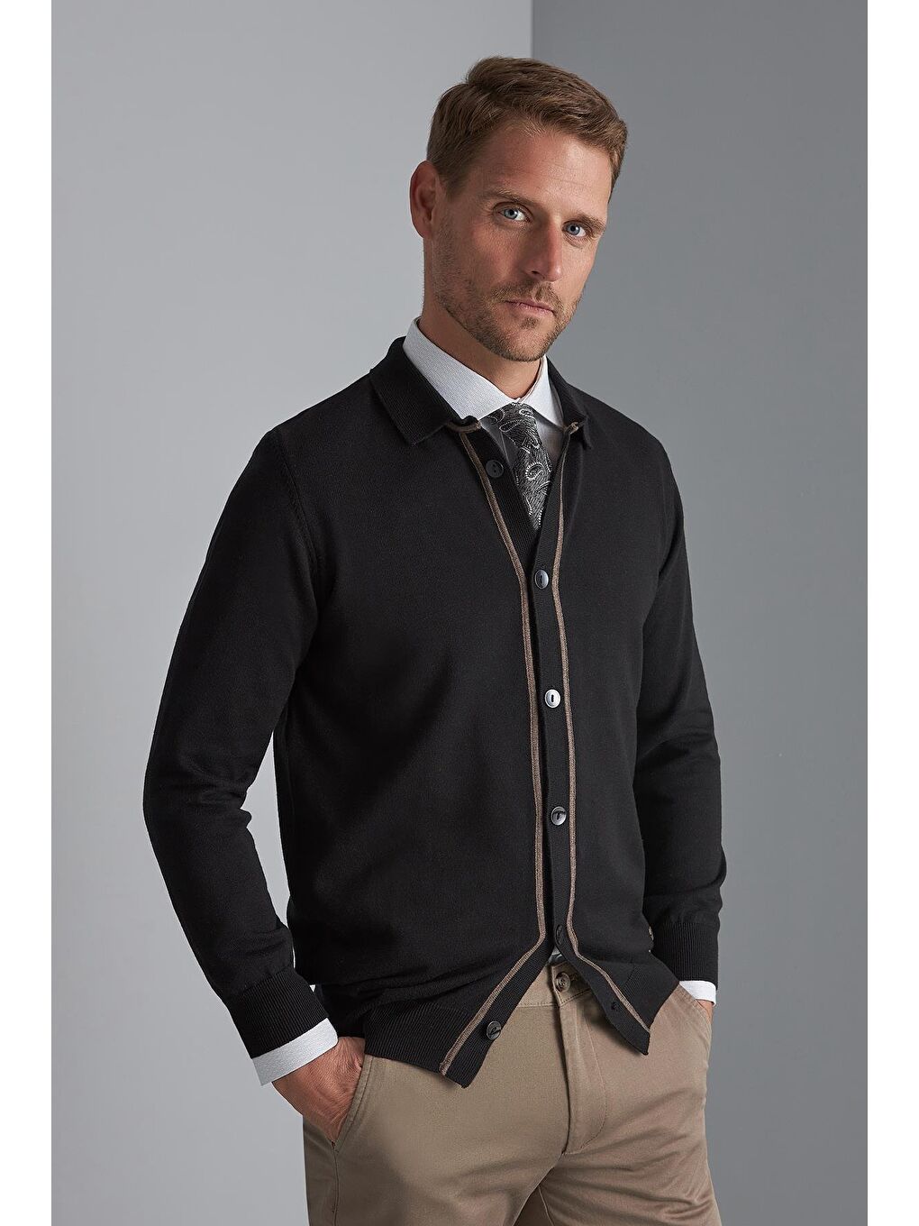 Siyah Dar Kalıp Düğmeli Düz Uzun Kollu Triko Hırka-1