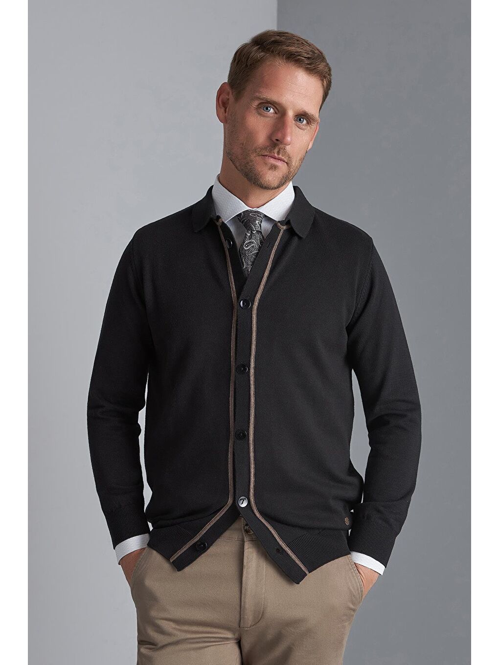 Siyah Dar Kalıp Düğmeli Düz Uzun Kollu Triko Hırka-2