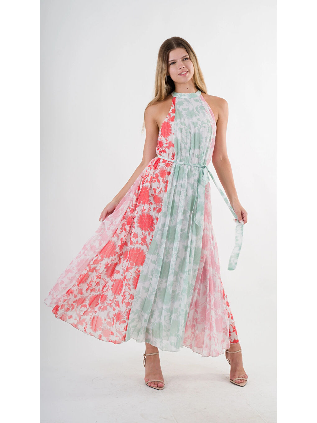 Kadın Kırmızı Yeşil Bloklu Yaprak Desenli Halter Yaka Kuşaklı Astarlı Uzun Elbise HZL24S-YY233