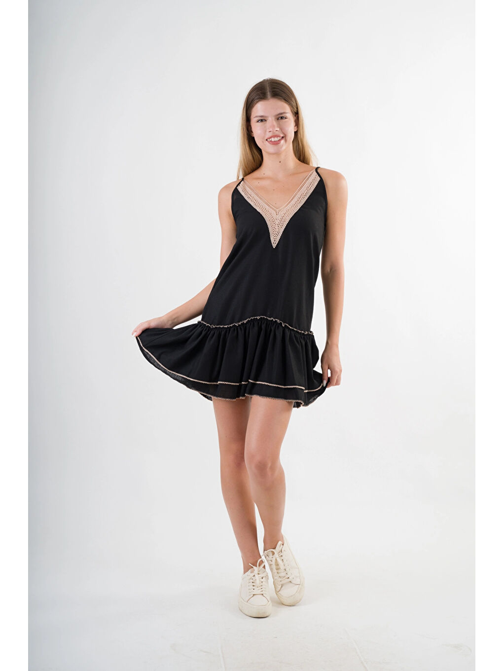 Kadın Siyah V Yaka İp Askılı Eteği Pileli Güpür Detaylı Elbise HZL24S-YY244