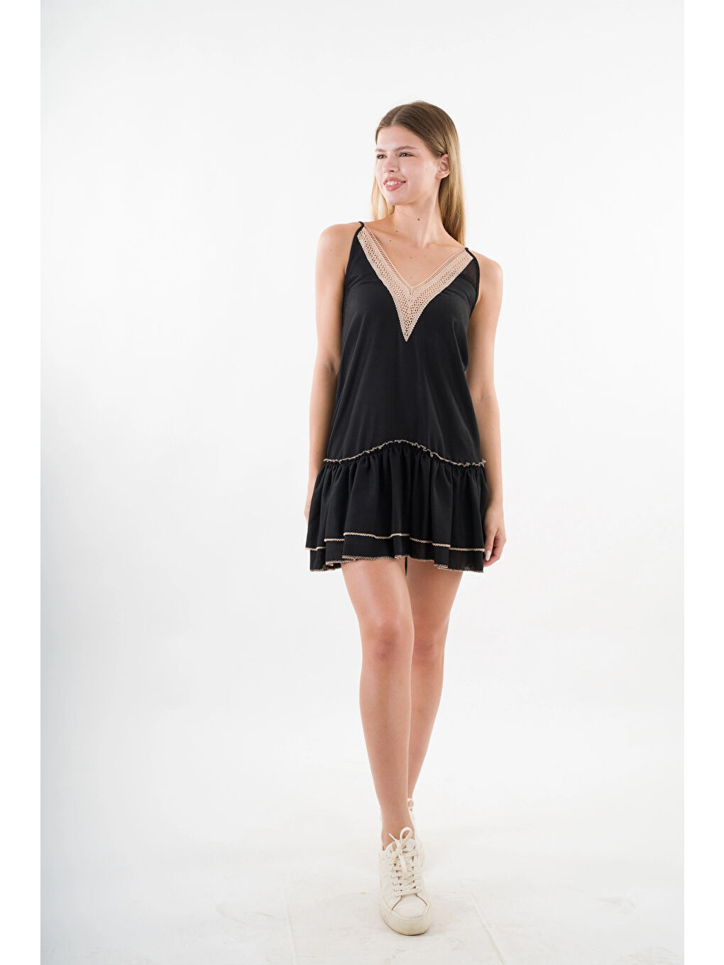 Kadın Siyah V Yaka İp Askılı Eteği Pileli Güpür Detaylı Elbise HZL24S-YY244-1