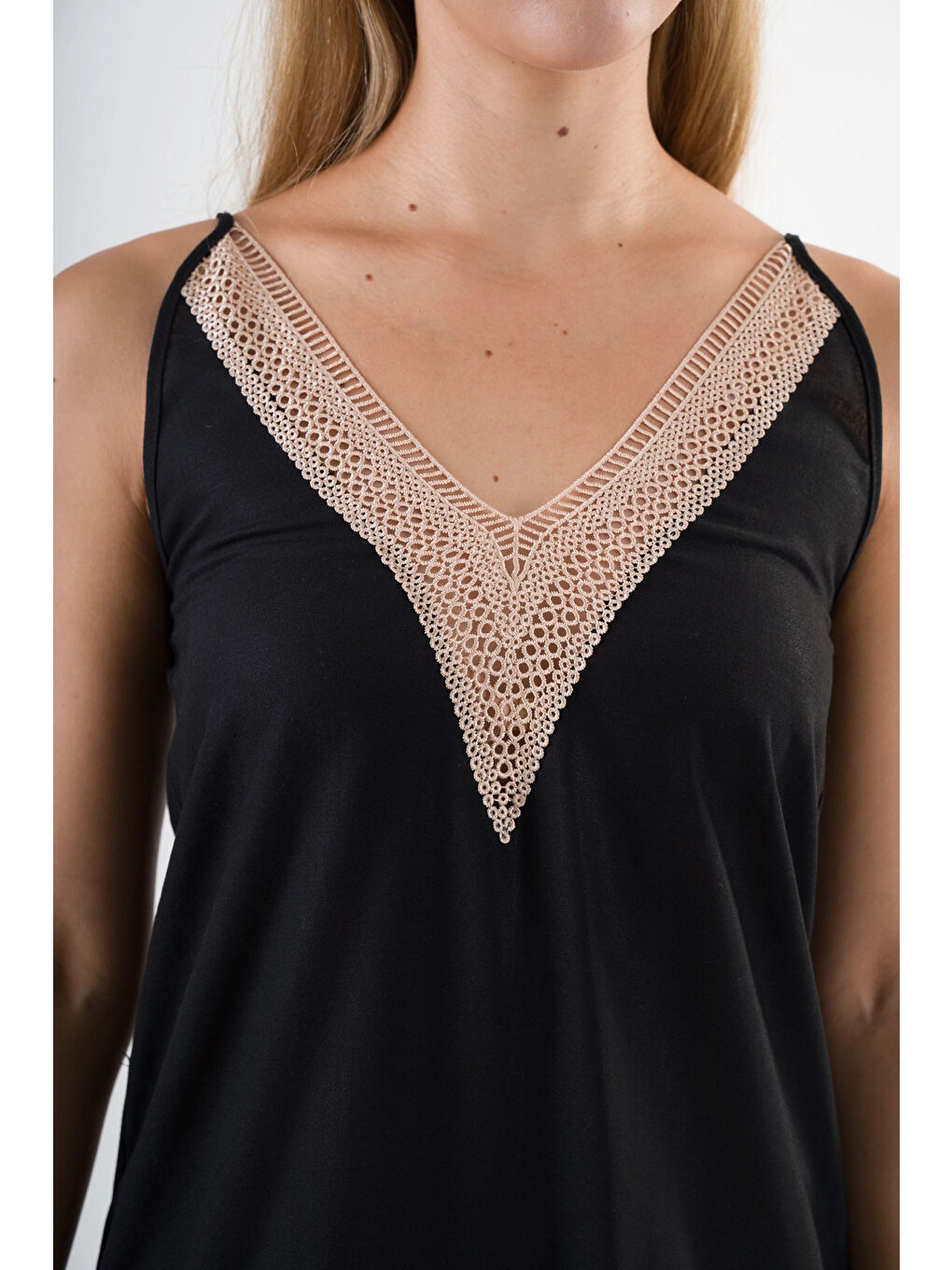 Kadın Siyah V Yaka İp Askılı Eteği Pileli Güpür Detaylı Elbise HZL24S-YY244-3