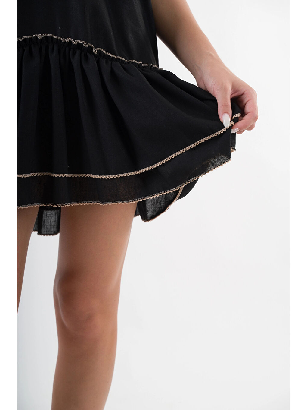 Kadın Siyah V Yaka İp Askılı Eteği Pileli Güpür Detaylı Elbise HZL24S-YY244-4