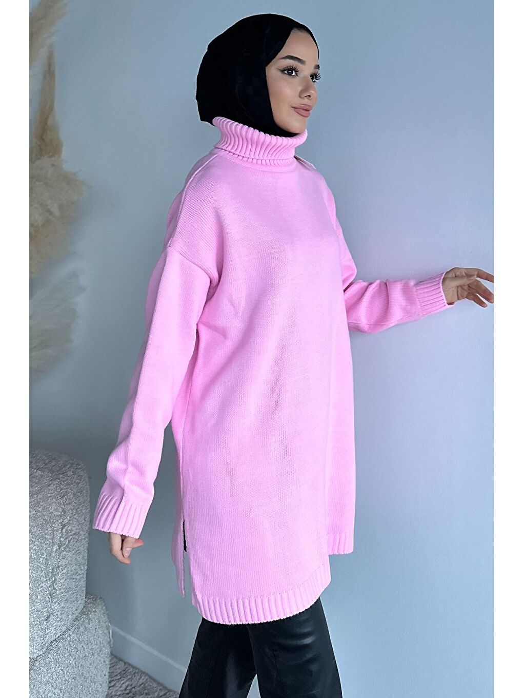 Pembe Gülseli Balıkçı Yaka Yırtmaçlı Tesettür Triko Tunik-2