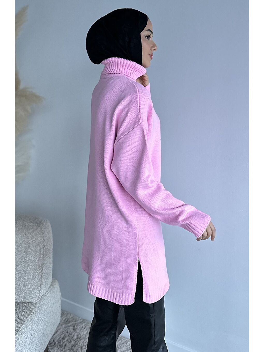 Pembe Gülseli Balıkçı Yaka Yırtmaçlı Tesettür Triko Tunik-5