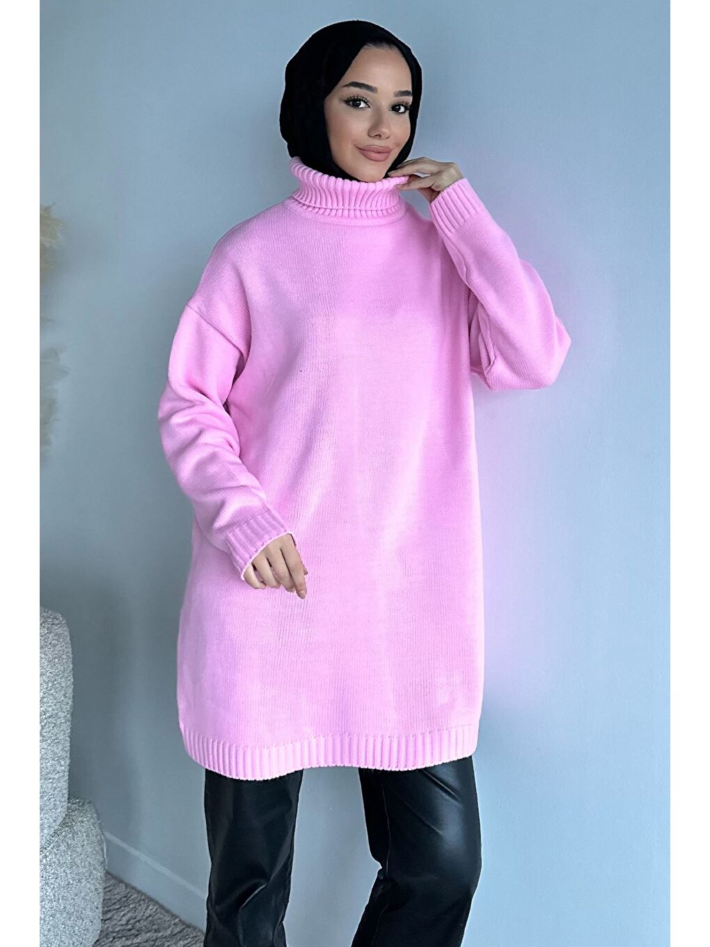 Pembe Gülseli Balıkçı Yaka Yırtmaçlı Tesettür Triko Tunik-1