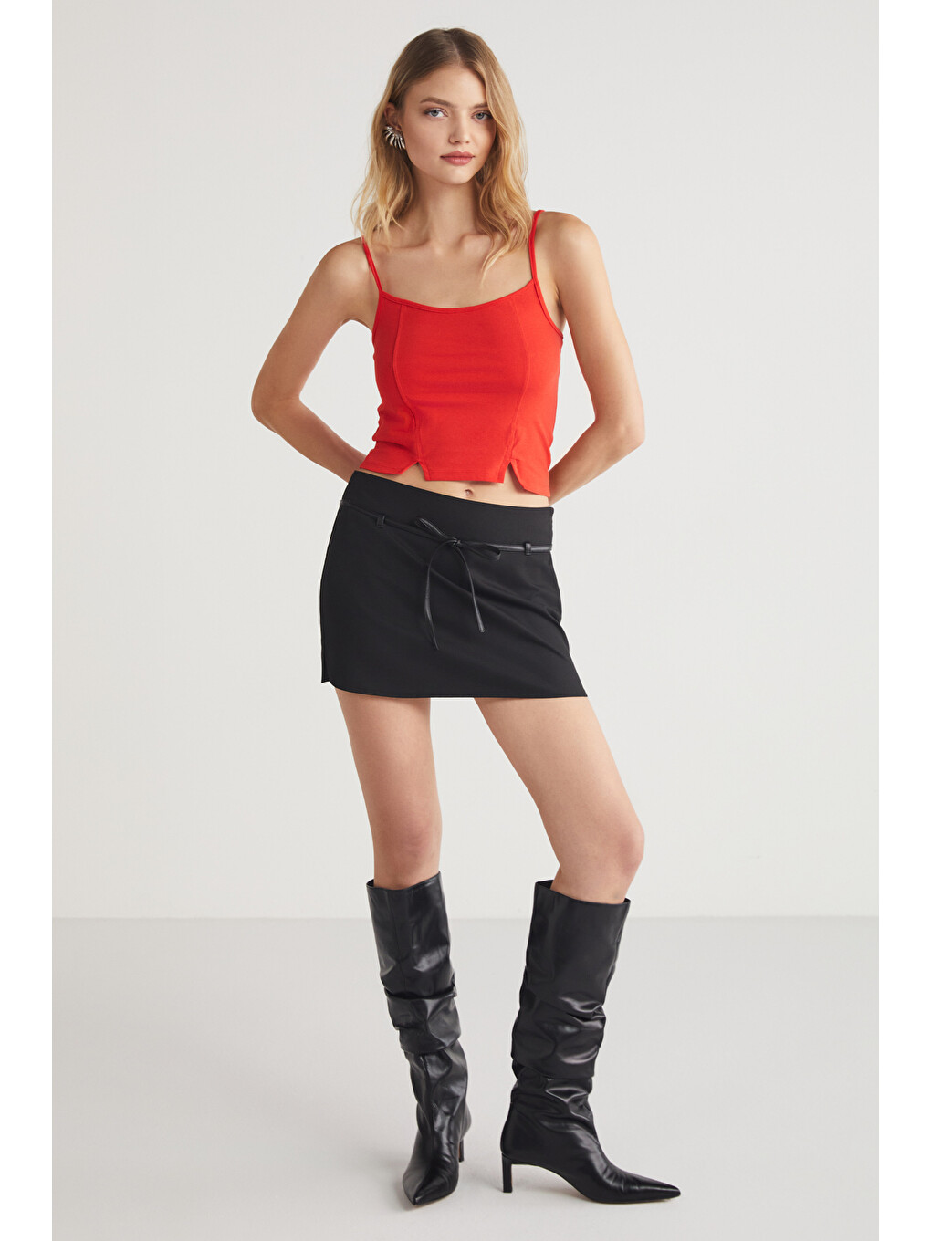 Mıkela Kadın Viskon Askılı Yırtmaçlı Vücüdu Saran Crop Kırmızı Bluz-1