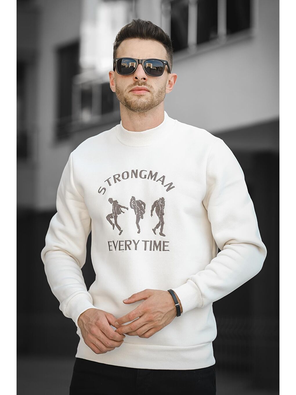Ekru Strong Man Nakışlı Üç İplik Şardonlu Yarım Balıkçı Yaka Erkek Sweatshirt