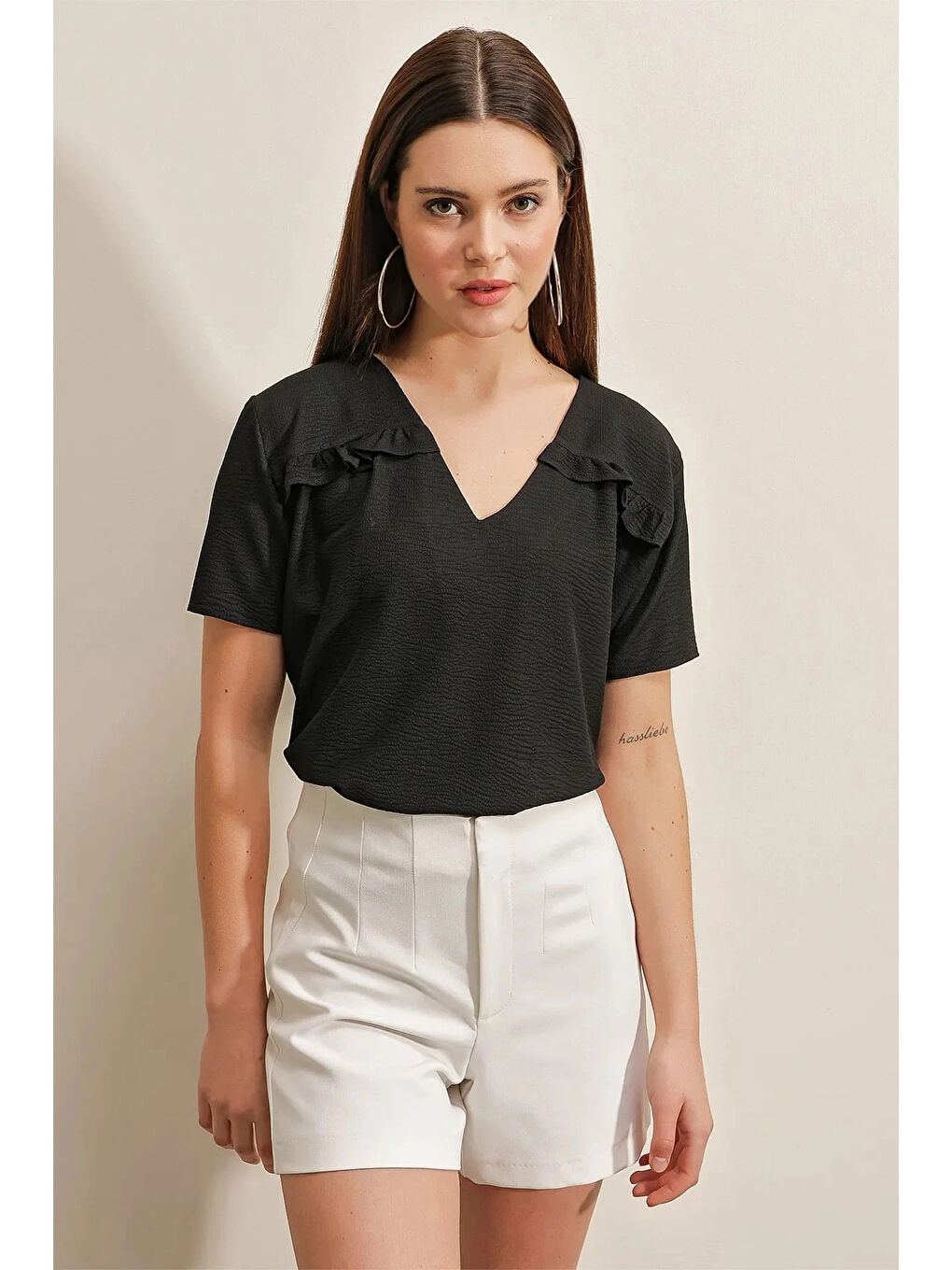 Kadın Siyah Oversize Fırfırlı V Yaka Örme Bluz HZL23S-BD104581