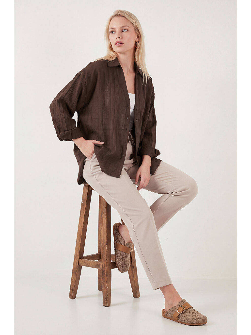Kahverengi Rahat Kesim Viskon Karışımlı Uzun Kollu Kadın Gömlek 6834914-3