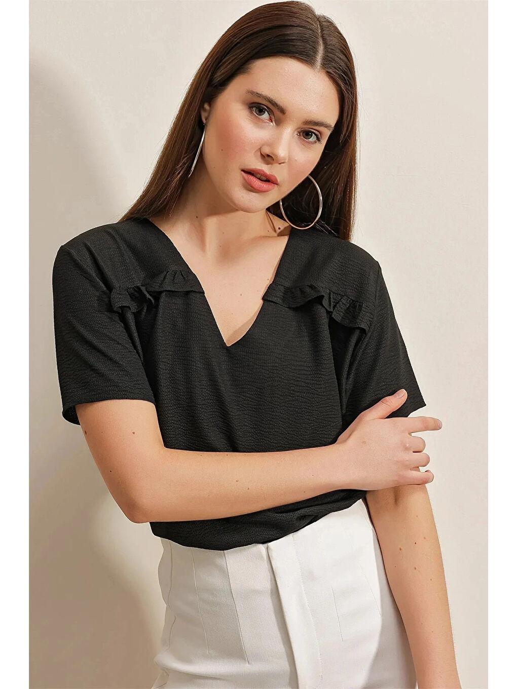 Kadın Siyah Oversize Fırfırlı V Yaka Örme Bluz HZL23S-BD104581-1