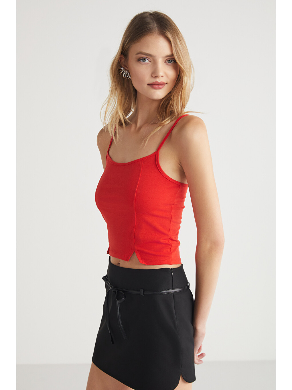 Mıkela Kadın Viskon Askılı Yırtmaçlı Vücüdu Saran Crop Kırmızı Bluz-3
