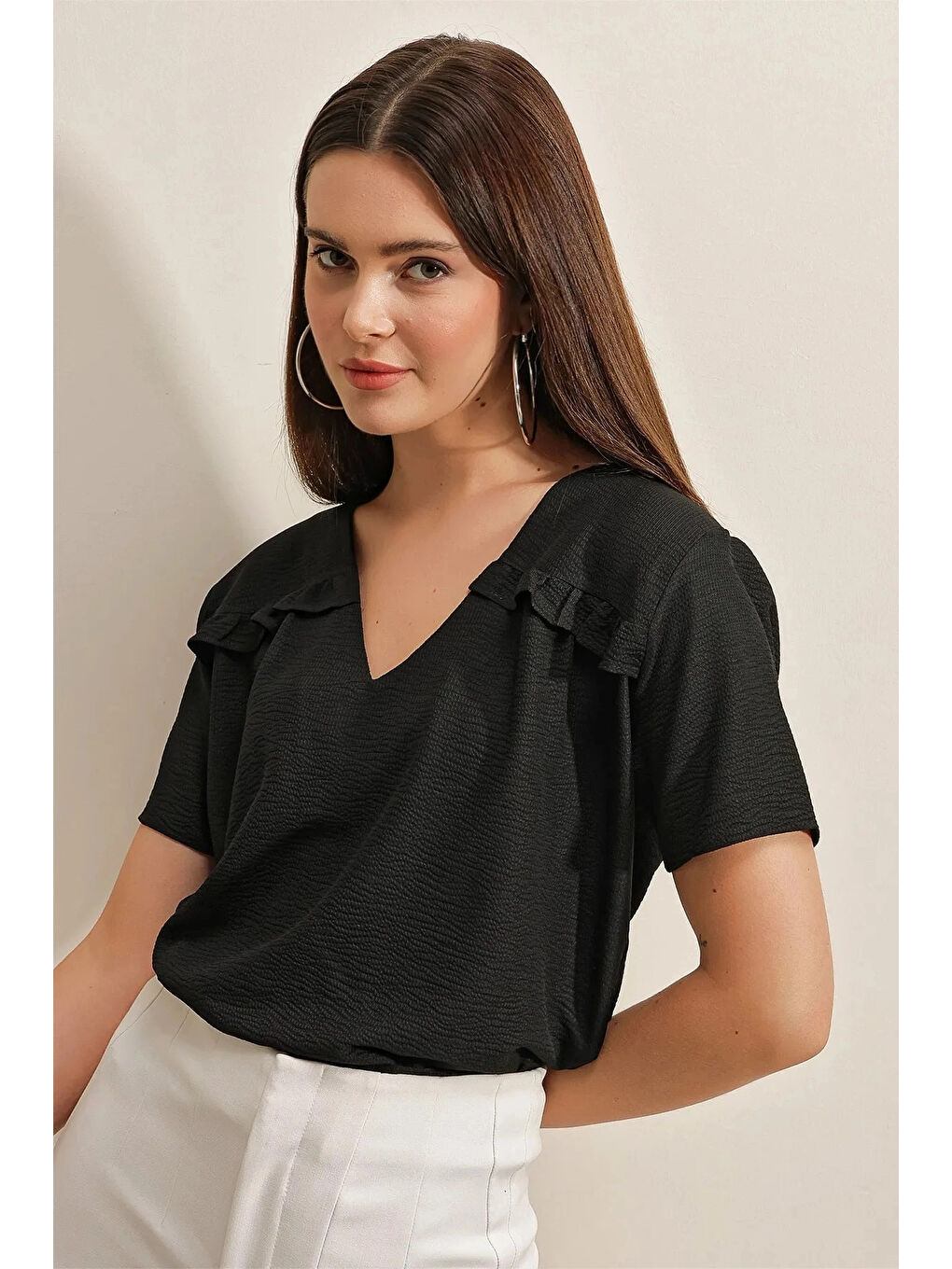 Kadın Siyah Oversize Fırfırlı V Yaka Örme Bluz HZL23S-BD104581-2