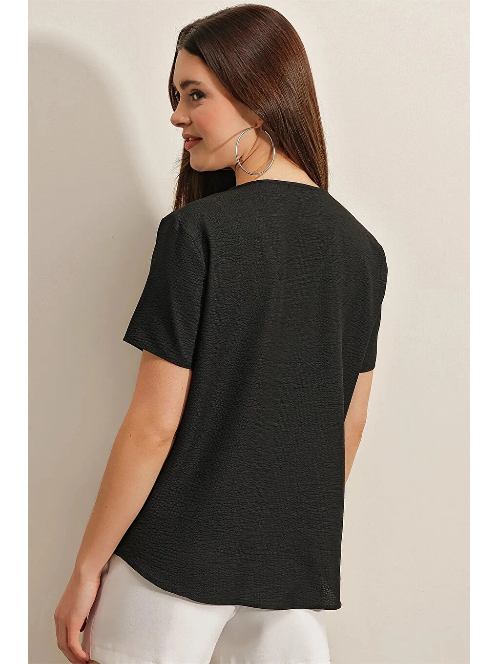 Kadın Siyah Oversize Fırfırlı V Yaka Örme Bluz HZL23S-BD104581-3