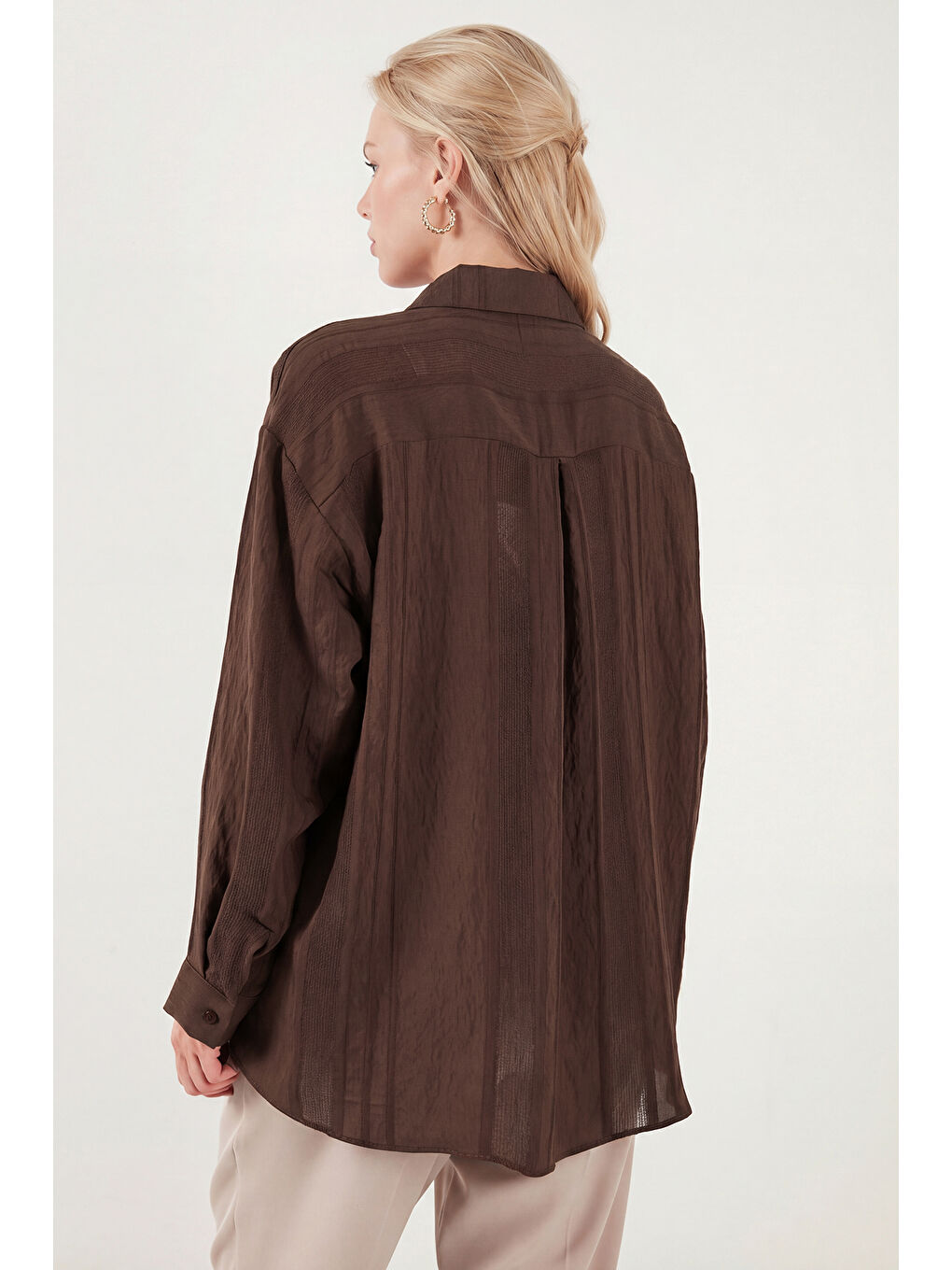 Kahverengi Rahat Kesim Viskon Karışımlı Uzun Kollu Kadın Gömlek 6834914-6