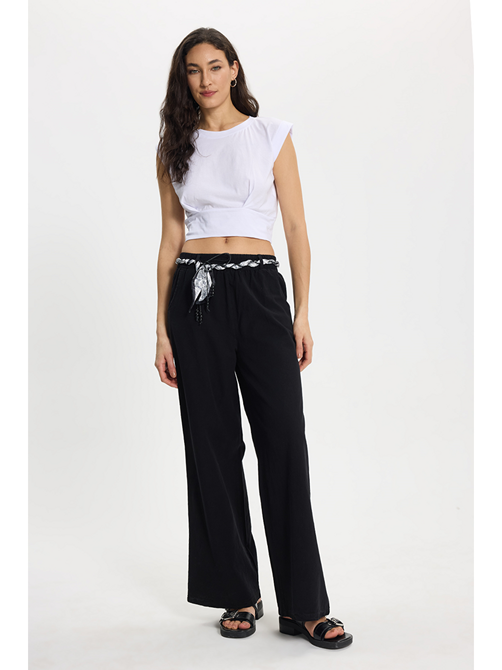 Kadın Slim Fit %100 Pamuk Pileli Yumuşak Doku Beyaz Bisiklet Yaka Crop Bluz-1
