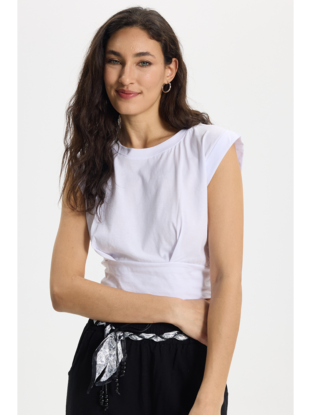 Kadın Slim Fit %100 Pamuk Pileli Yumuşak Doku Beyaz Bisiklet Yaka Crop Bluz-2