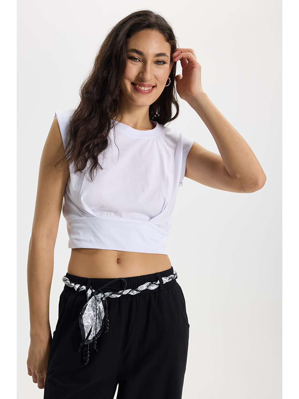 Kadın Slim Fit %100 Pamuk Pileli Yumuşak Doku Beyaz Bisiklet Yaka Crop Bluz-4