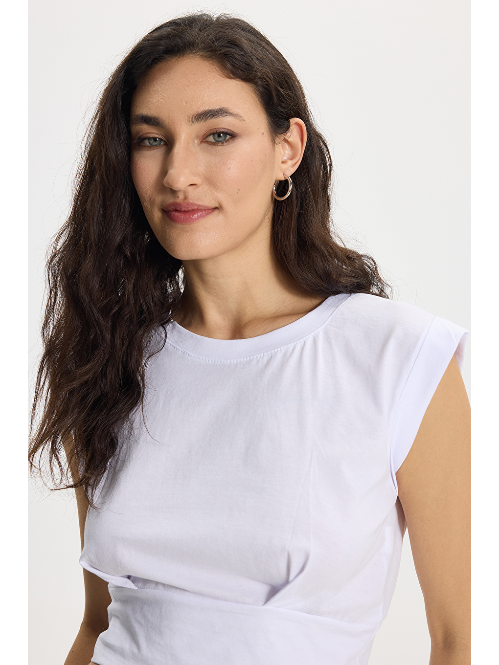 Kadın Slim Fit %100 Pamuk Pileli Yumuşak Doku Beyaz Bisiklet Yaka Crop Bluz-5