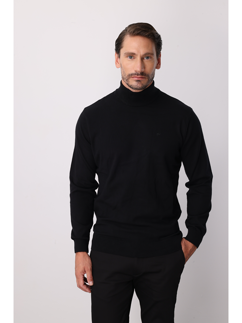 Siyah Dar Kalıp Yarım Balıkçı Düz Triko