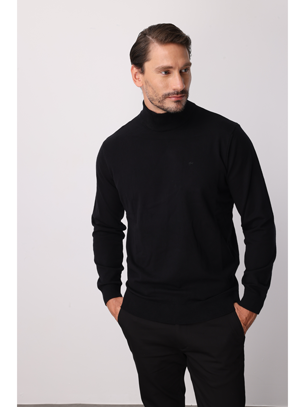 Siyah Dar Kalıp Yarım Balıkçı Düz Triko-1