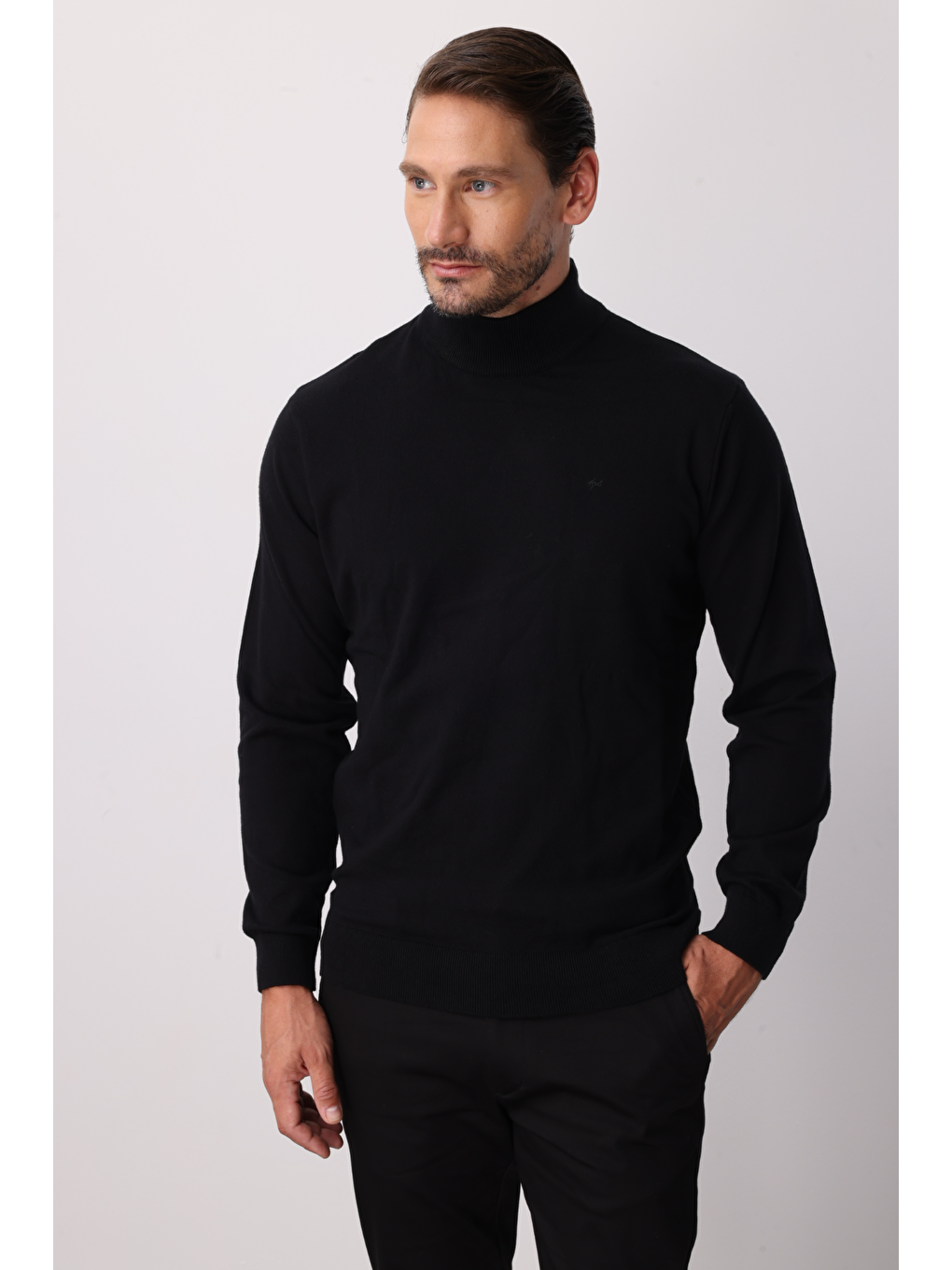 Siyah Dar Kalıp Yarım Balıkçı Düz Triko-4