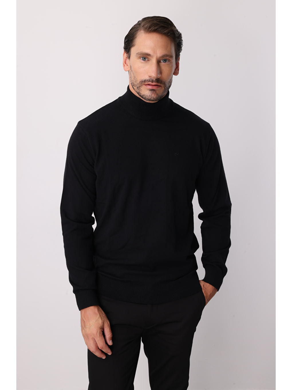 Siyah Dar Kalıp Yarım Balıkçı Düz Triko-5