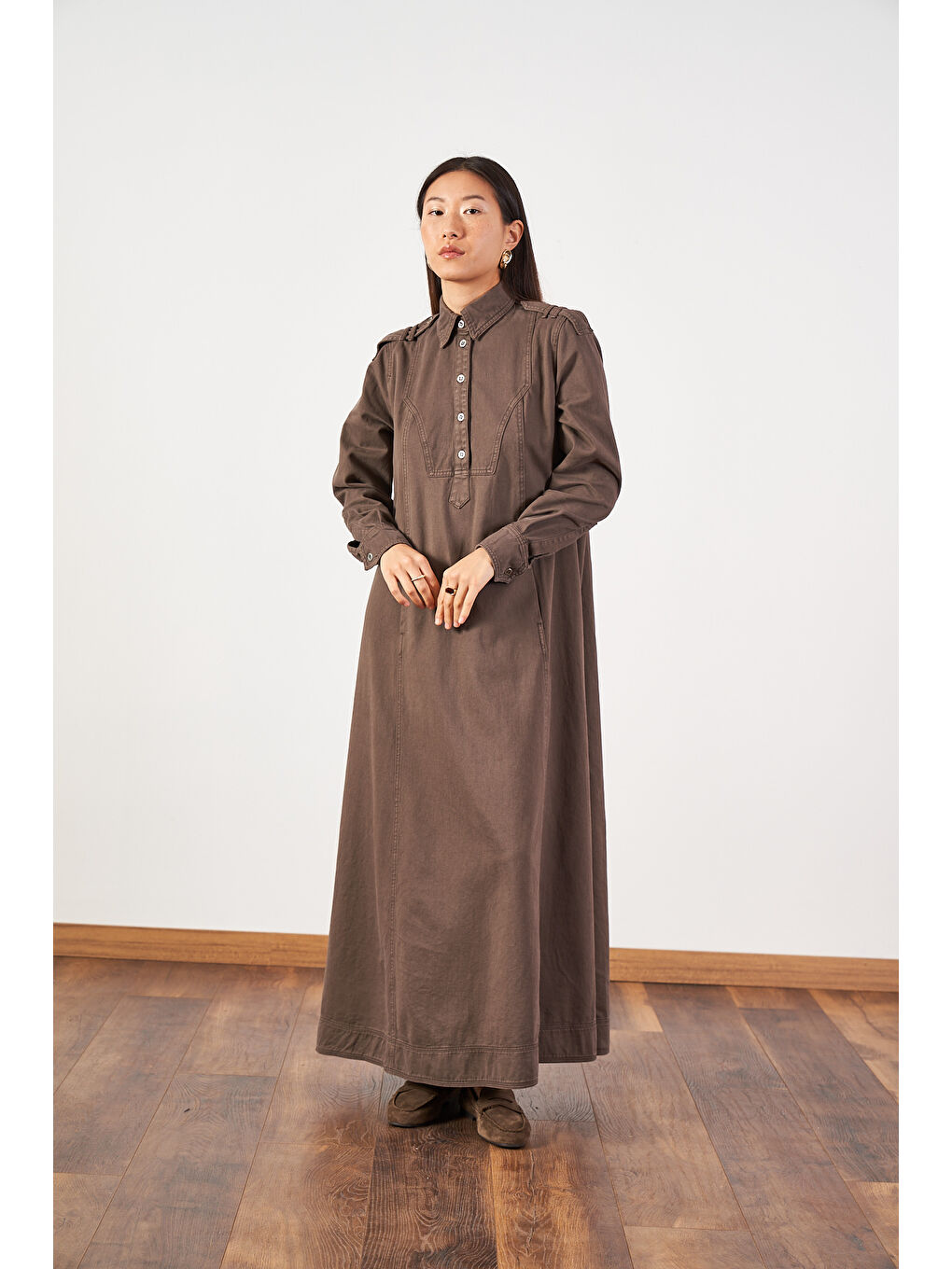 Kahverengi Oversize Kuşaklı Yaka Düğmeli Uzun Denim Elbise Kahve-2