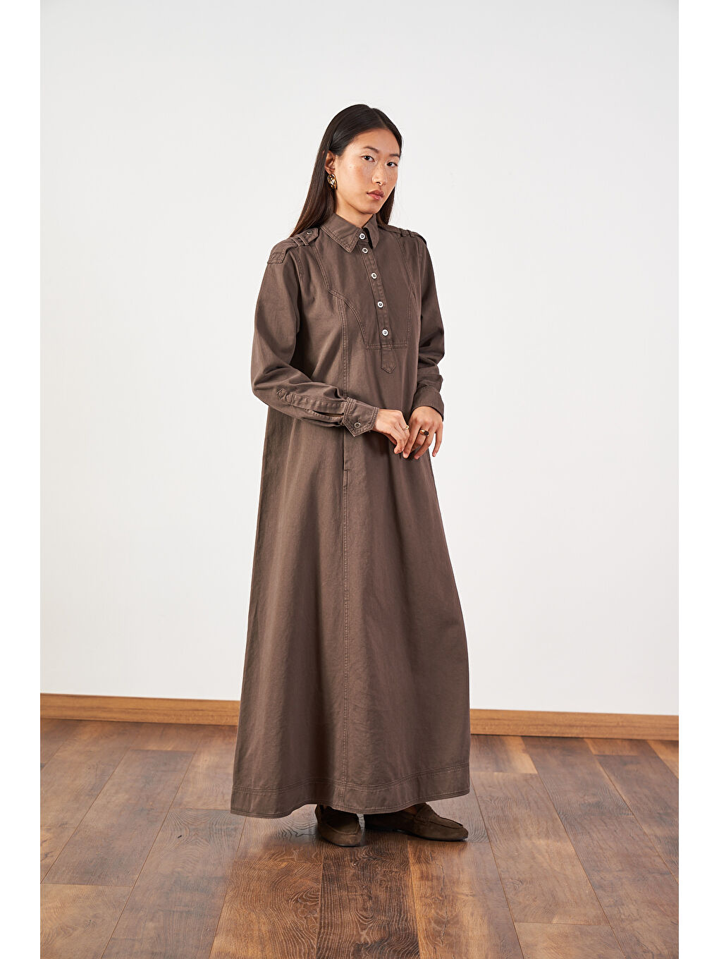 Kahverengi Oversize Kuşaklı Yaka Düğmeli Uzun Denim Elbise Kahve-4