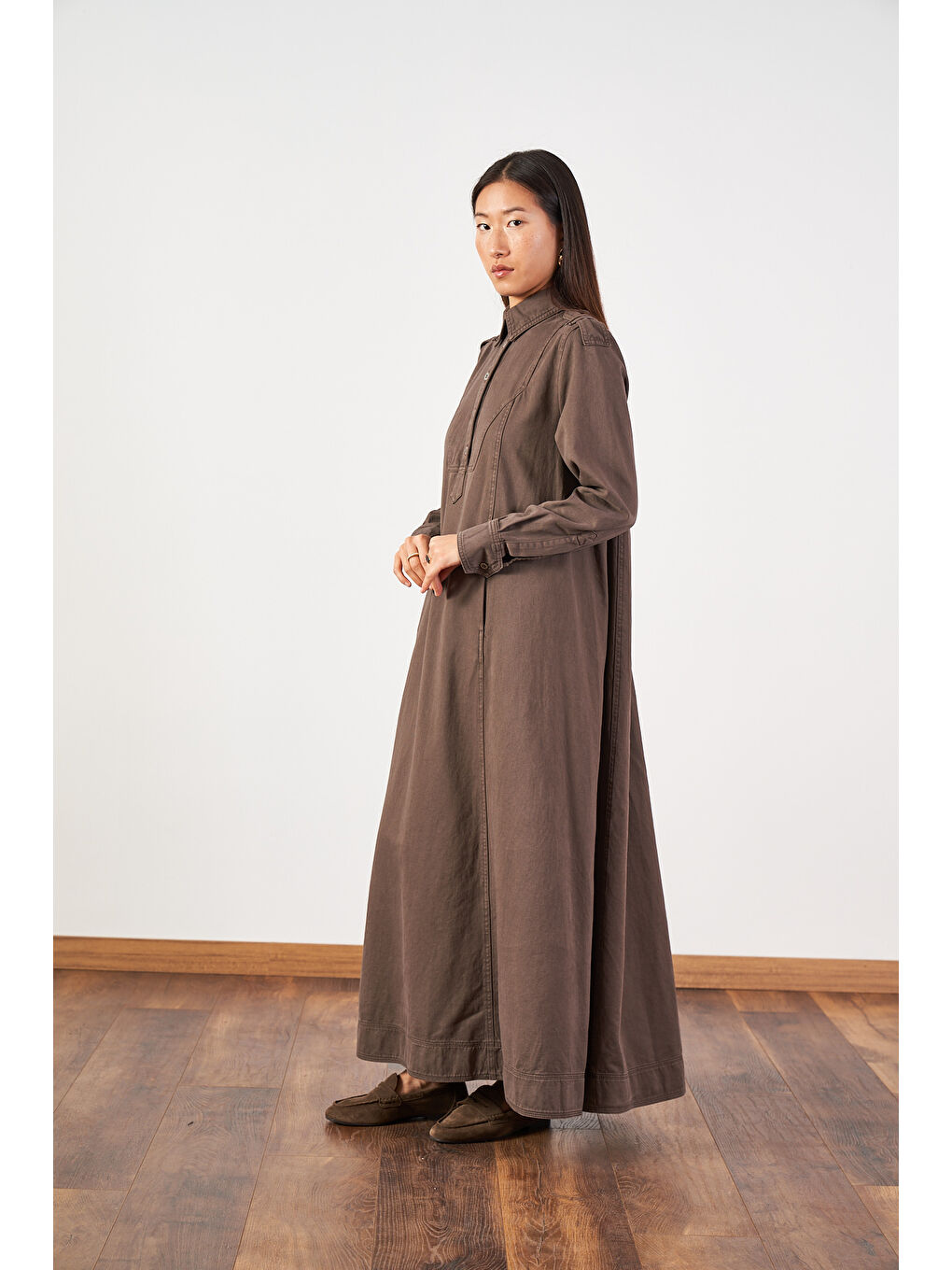 Kahverengi Oversize Kuşaklı Yaka Düğmeli Uzun Denim Elbise Kahve-5
