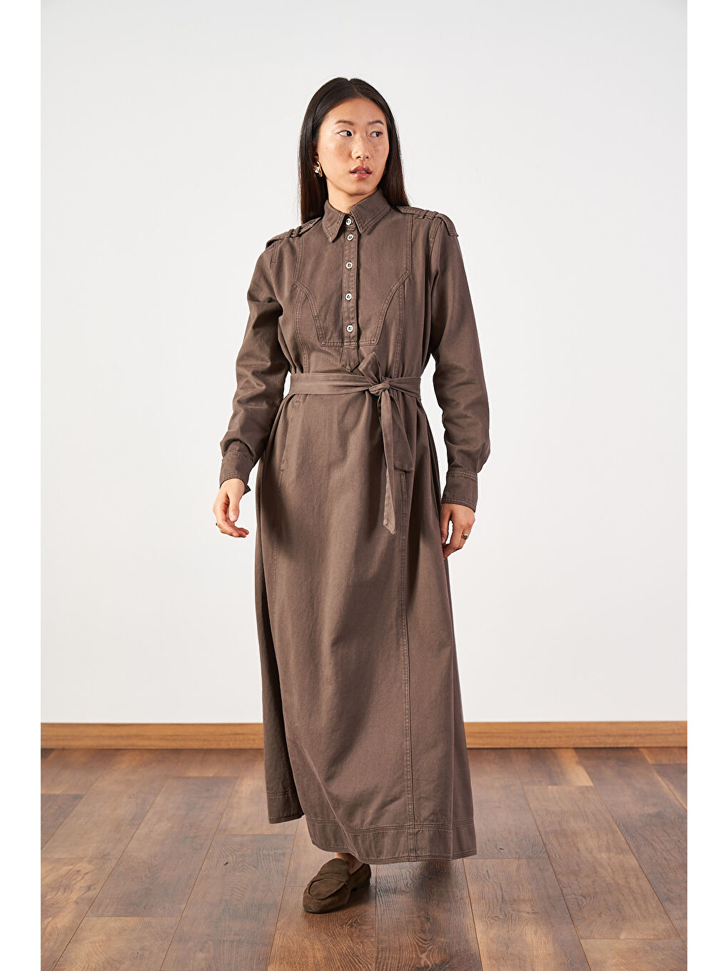 Kahverengi Oversize Kuşaklı Yaka Düğmeli Uzun Denim Elbise Kahve-7