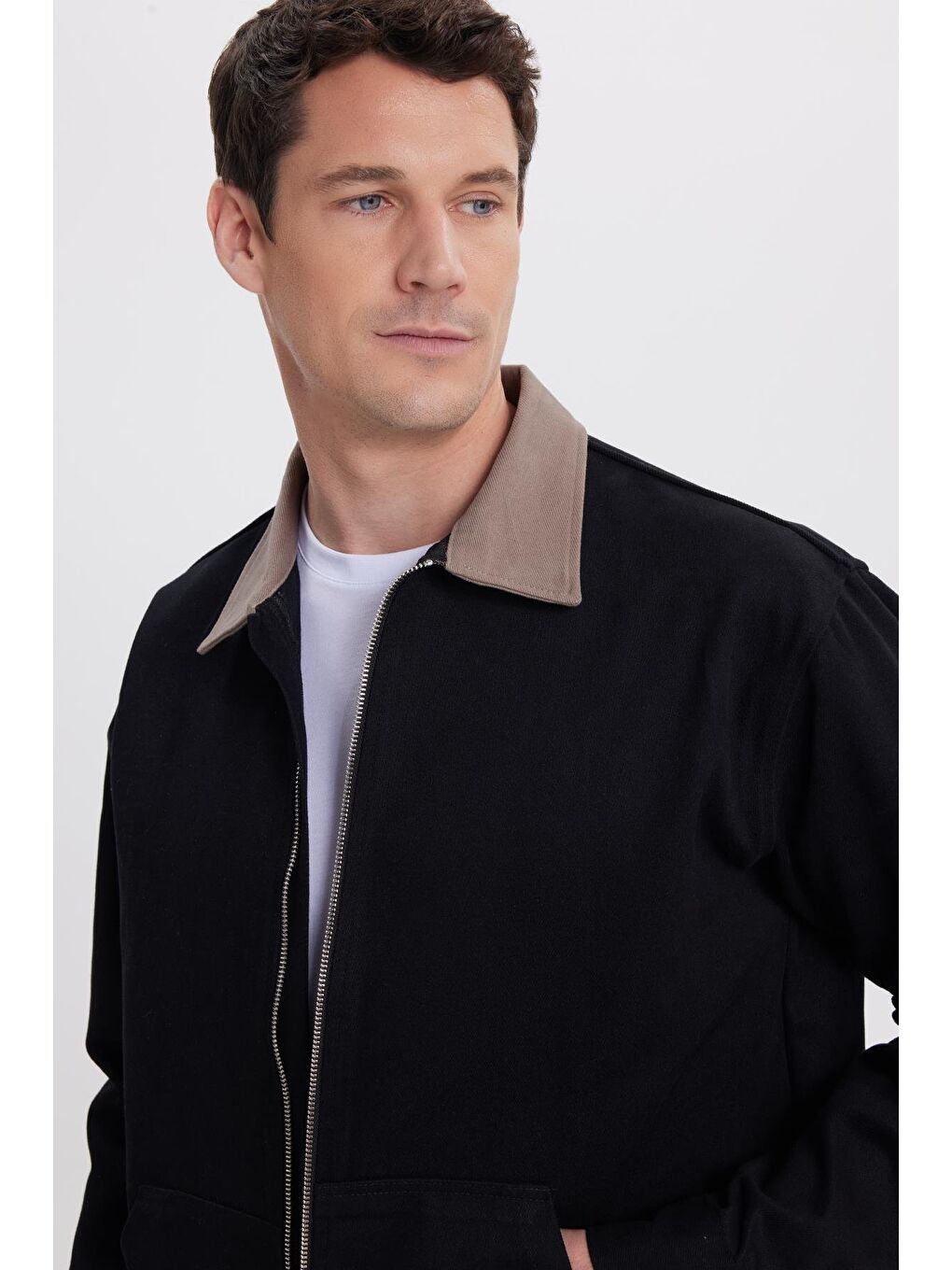 Erkek Relax Fit Rahat Kesim Gabardin Düz Fermuarlı Kanguru Cepli Kontrast Yaka Siyah Ceket Mont-1