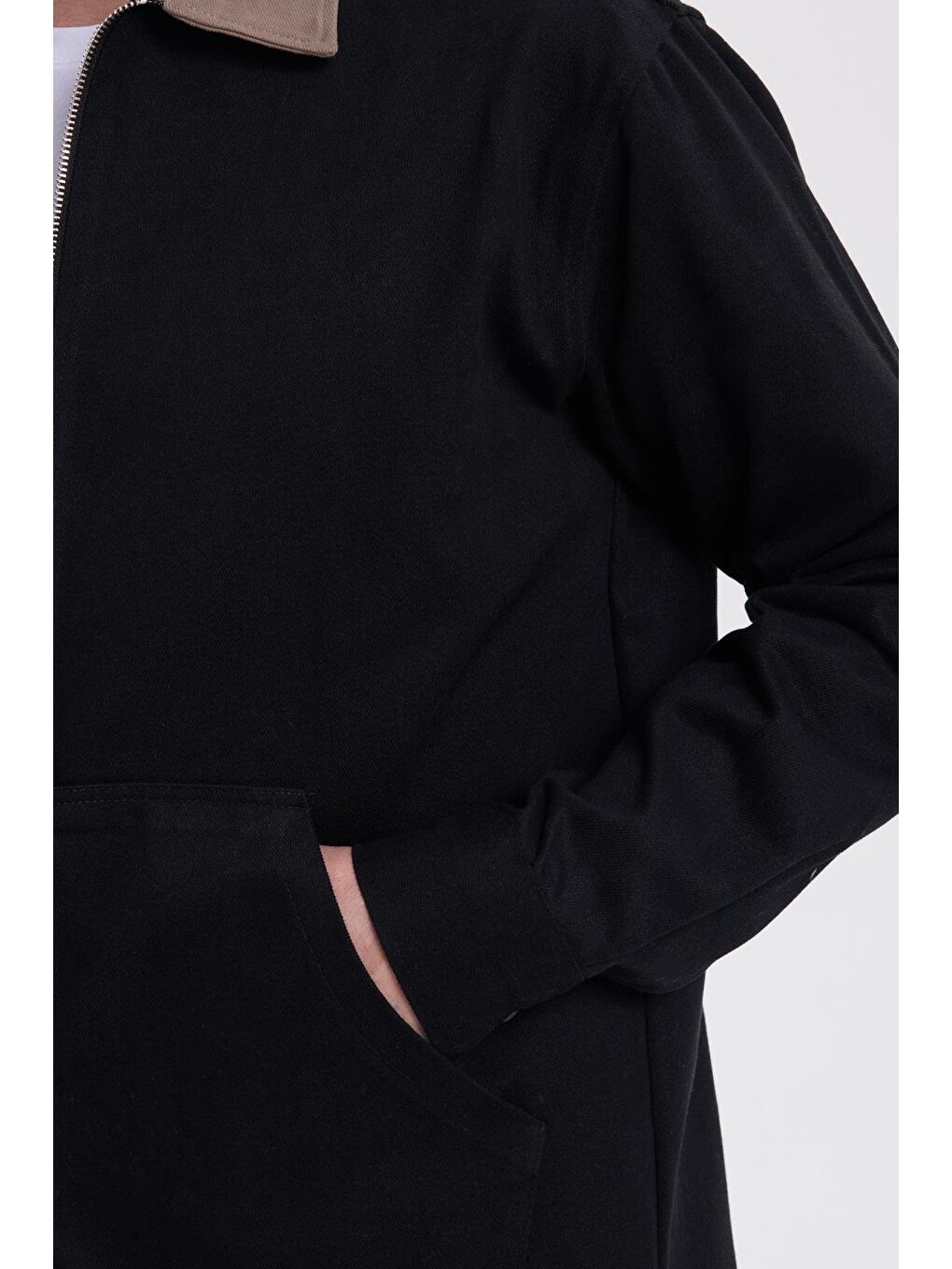 Erkek Relax Fit Rahat Kesim Gabardin Düz Fermuarlı Kanguru Cepli Kontrast Yaka Siyah Ceket Mont-2